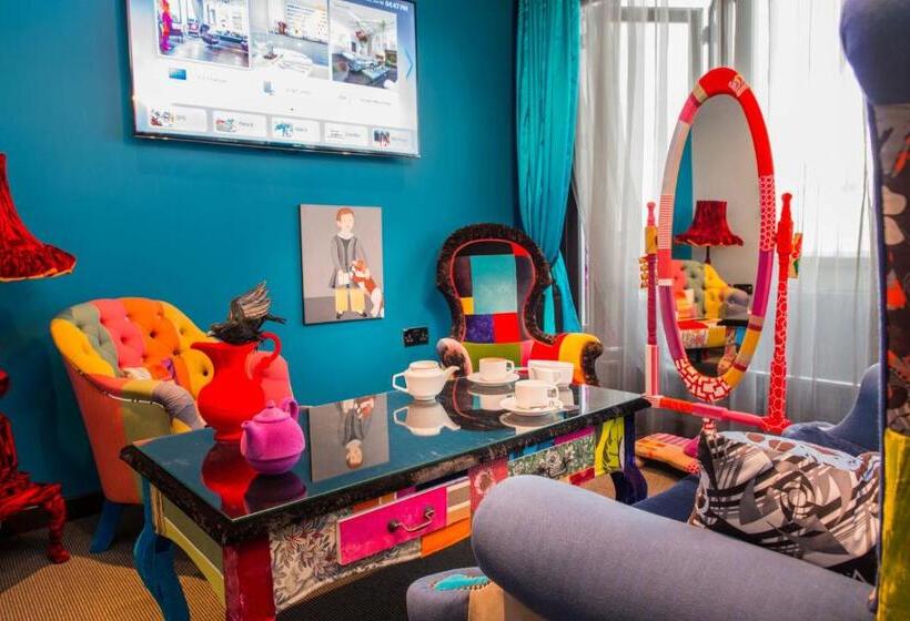 סוויטת פנטהאוז, The Exhibitionist