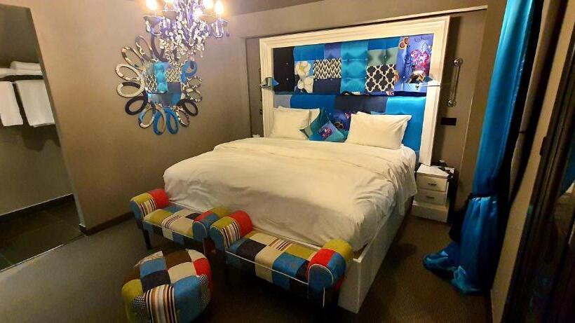 סוויטת פנטהאוז, The Exhibitionist