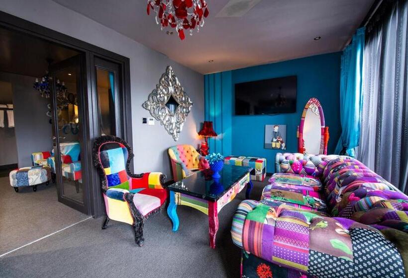 סוויטת פנטהאוז, The Exhibitionist