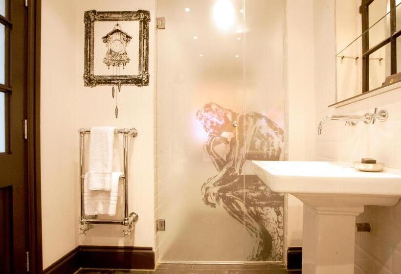 סוויטה, The Exhibitionist