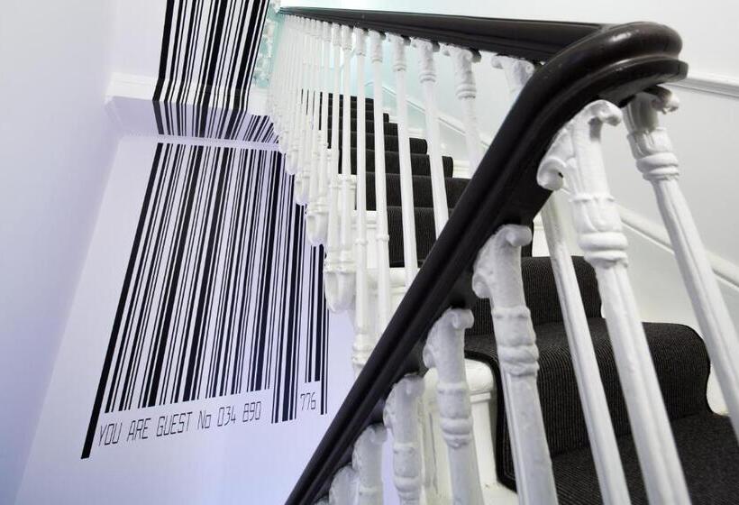 סוויטה, The Exhibitionist