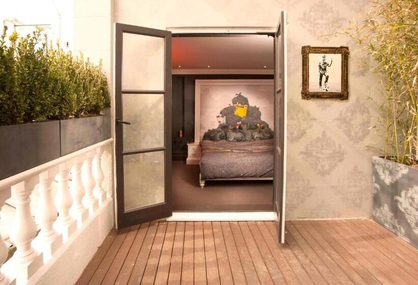 סוויטה, The Exhibitionist