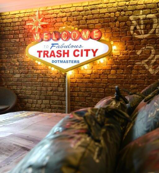 סוויטה, The Exhibitionist