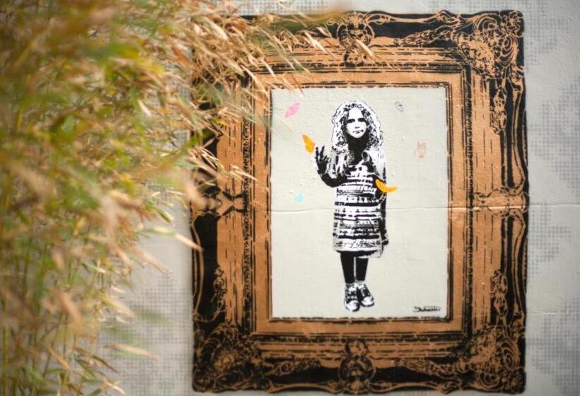 סוויטה, The Exhibitionist