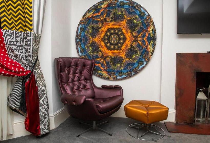 סוויטה, The Exhibitionist