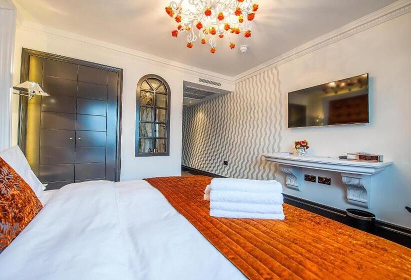 חדר דלוקס, The Exhibitionist