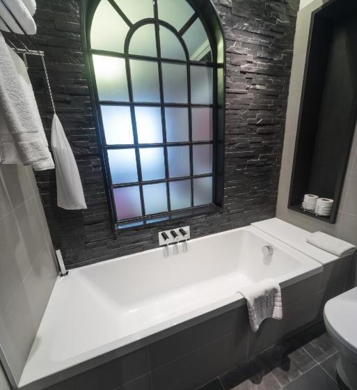 Quarto Deluxe, The Exhibitionist