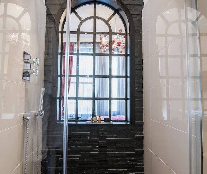 חדר דלוקס, The Exhibitionist