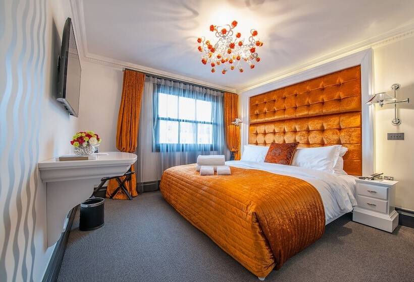 חדר דלוקס, The Exhibitionist