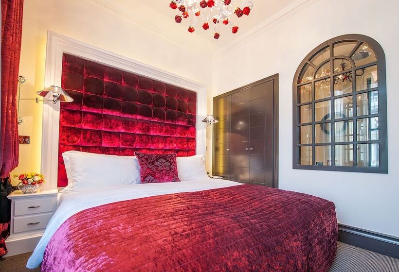 חדר סופריור, The Exhibitionist