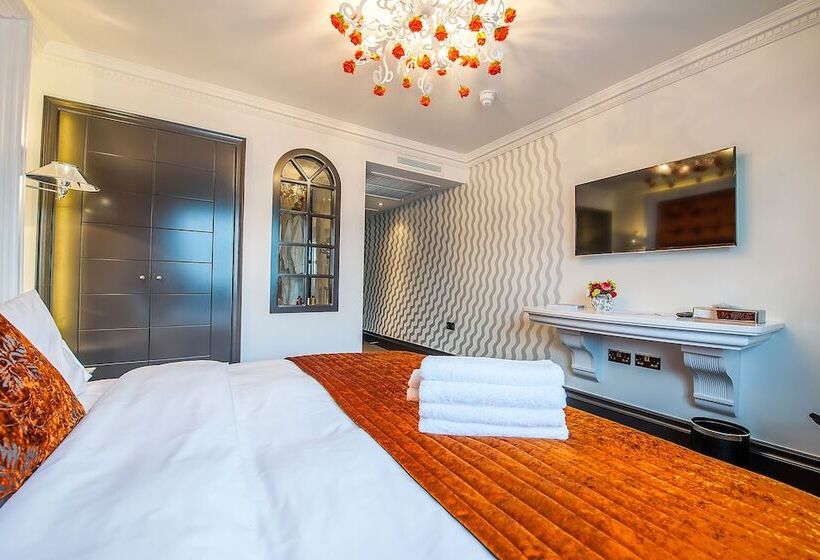 חדר סופריור, The Exhibitionist