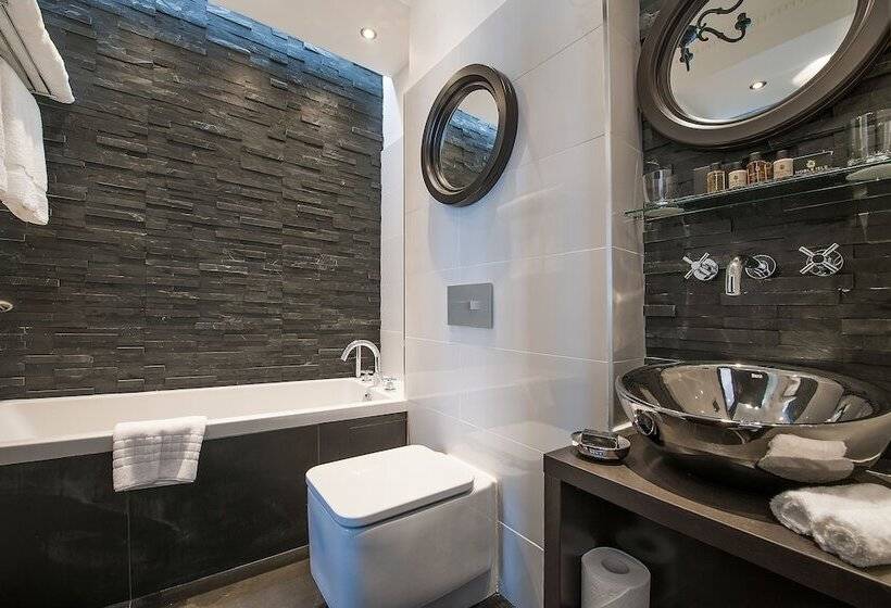 Quarto Superior com Sacada, The Exhibitionist