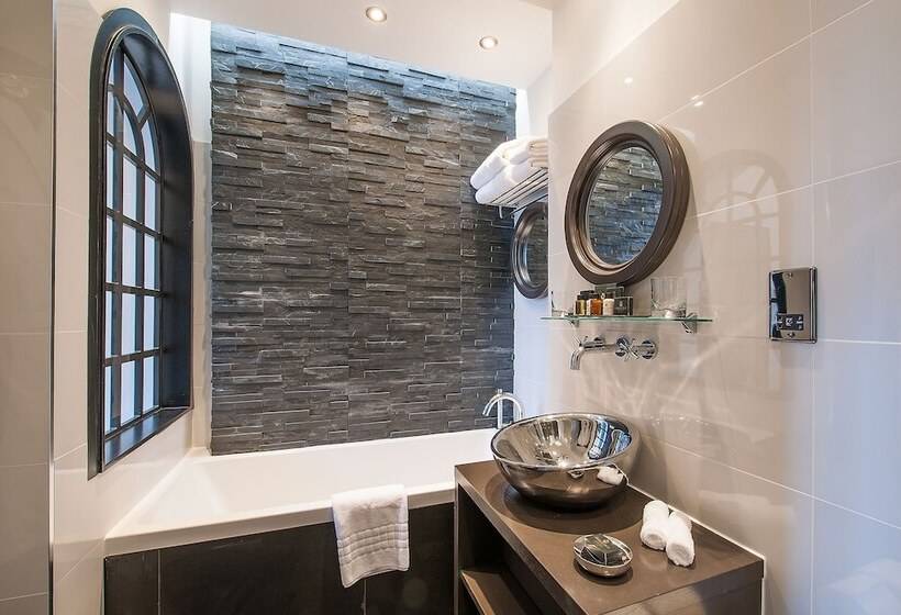 חדר סופריור עם מרפסת, The Exhibitionist