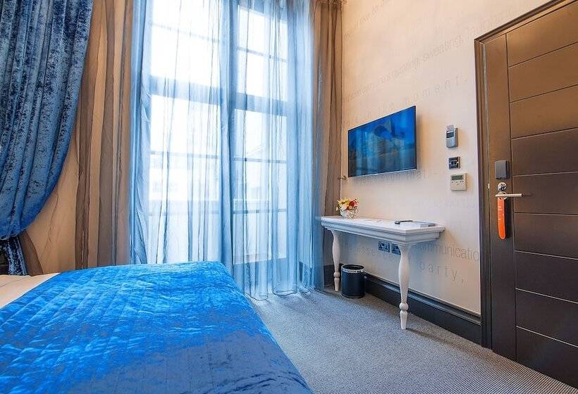 חדר סופריור עם מרפסת, The Exhibitionist