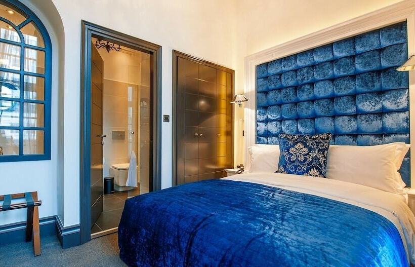 חדר סופריור עם מרפסת, The Exhibitionist