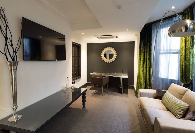 חדר סטנדרט, The Exhibitionist