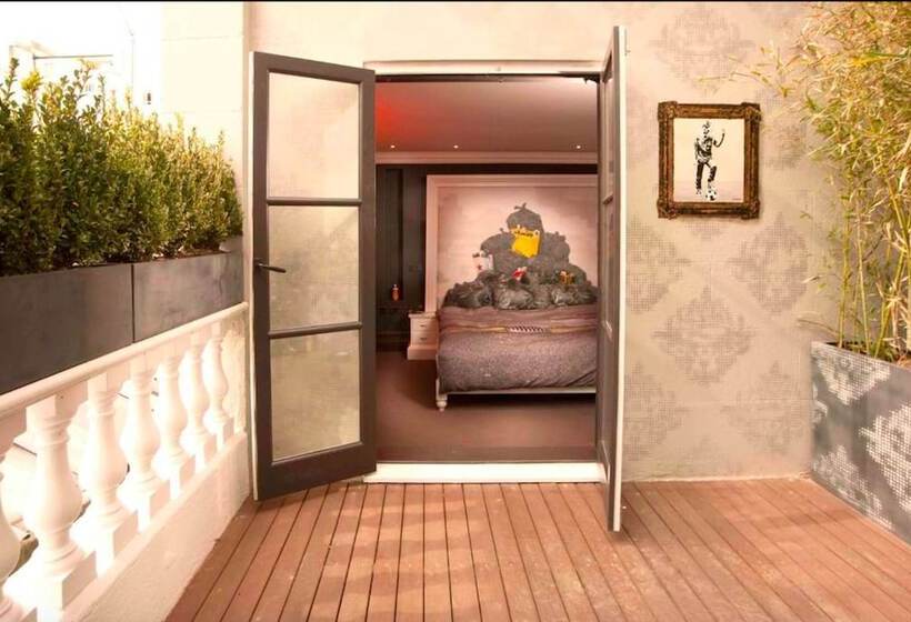 חדר סטנדרט, The Exhibitionist