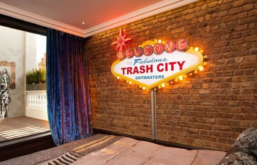 חדר סטנדרט, The Exhibitionist