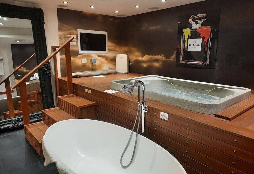 סוויטה, The Exhibitionist