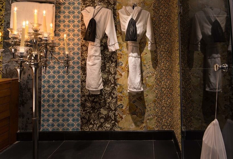 סוויטה, The Exhibitionist