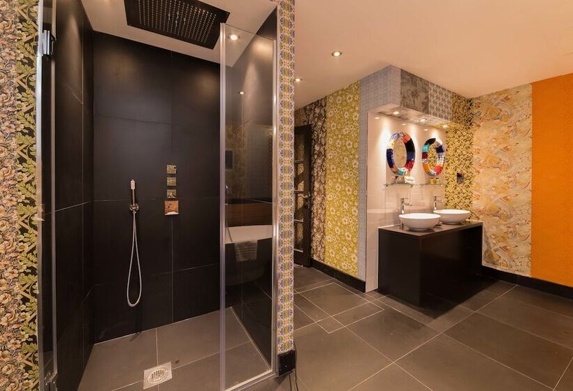 סוויטה, The Exhibitionist