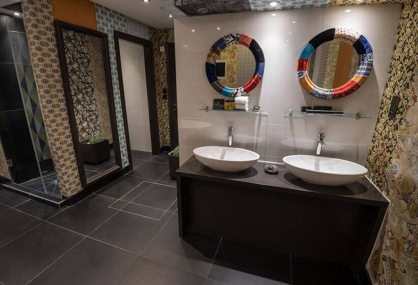 סוויטה, The Exhibitionist