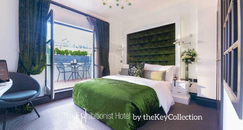 חדר סופריור עם מרפסת, The Exhibitionist