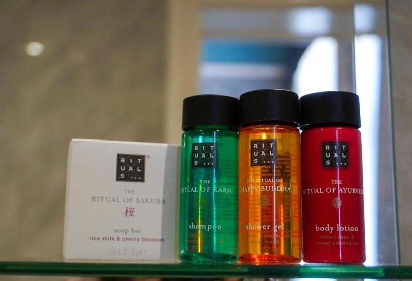 标准间, Wroxall Abbey