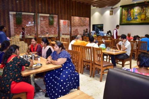 エコノミールーム, Abhishek