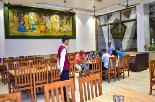 エコノミールーム, Abhishek