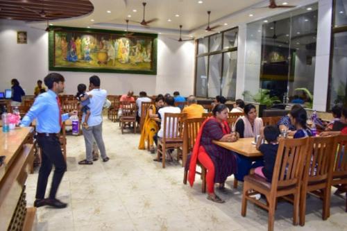 デラックスルーム, Abhishek