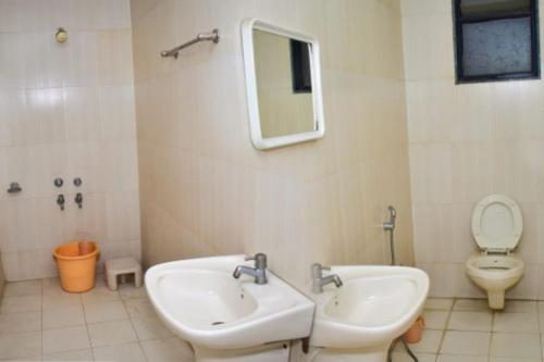 デラックスルーム, Abhishek