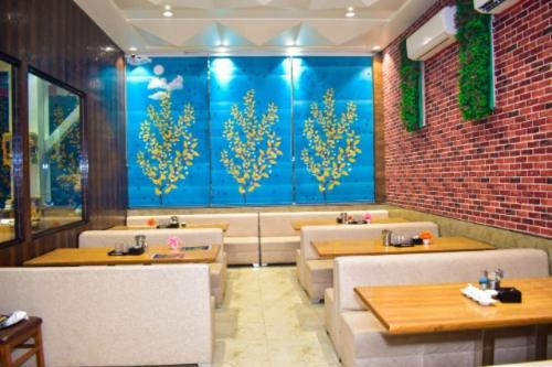 デラックスルーム, Abhishek