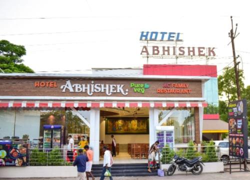패밀리 룸, Abhishek