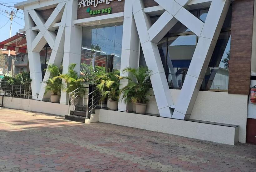 ファミリールーム, Abhishek