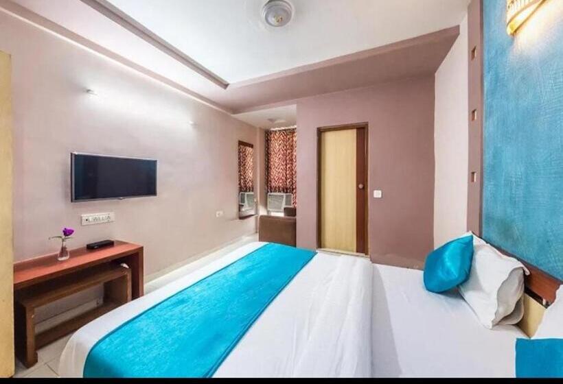 اتاق لوکس با تخت بزرگ, Rudra Regency