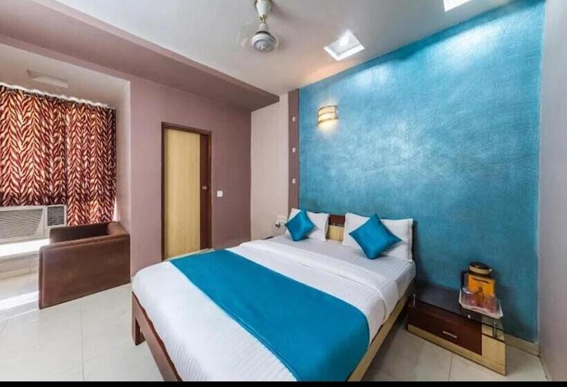 اتاق لوکس با تخت بزرگ, Rudra Regency