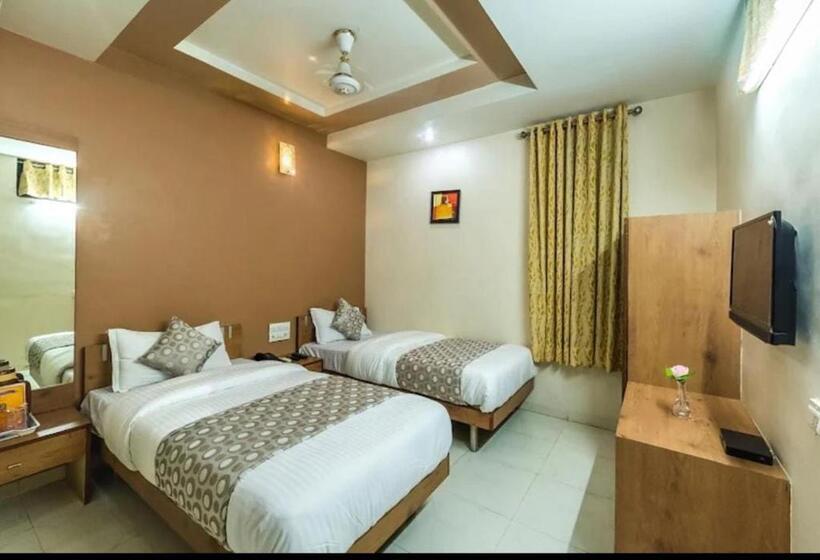 اتاق لوکس با تخت بزرگ, Rudra Regency