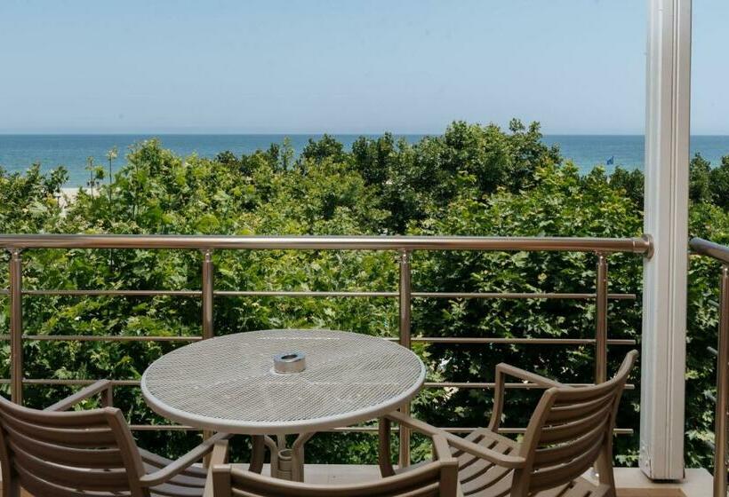 Номер Стандарт Вид на Море, Giannoulis