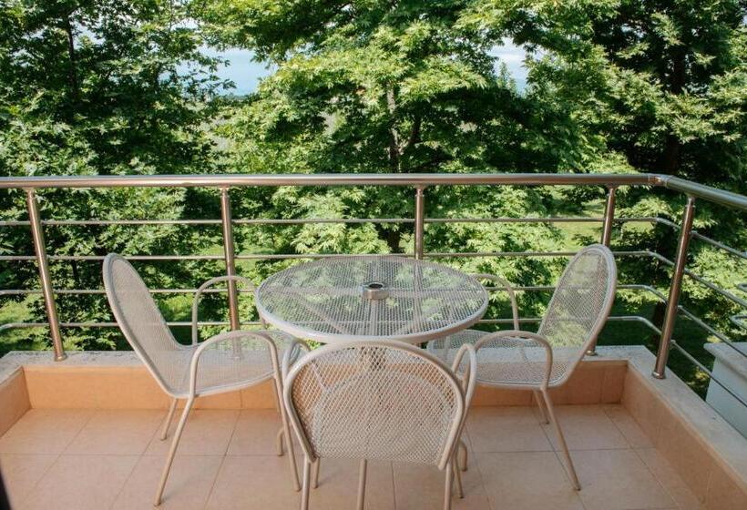 Family Suite, Giannoulis