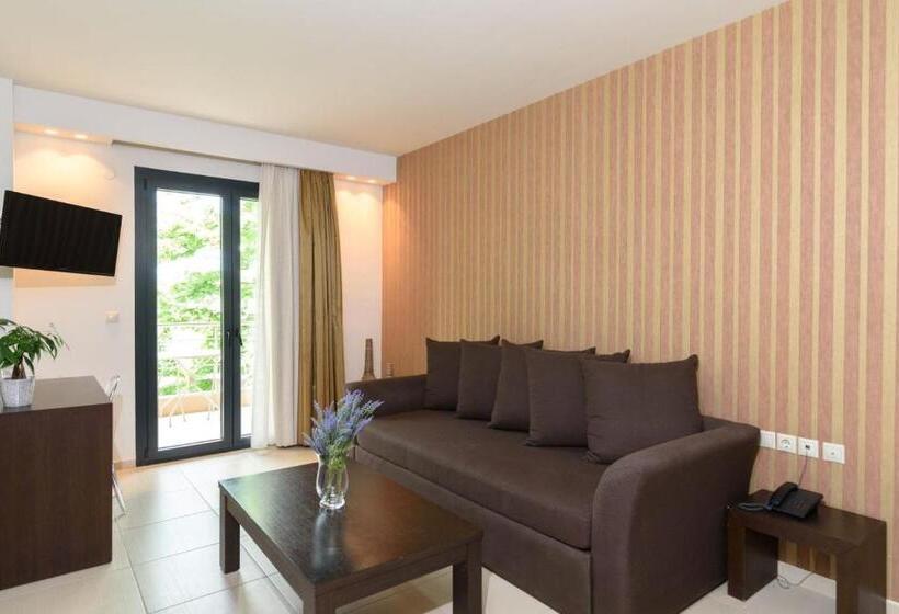 Family Suite, Giannoulis