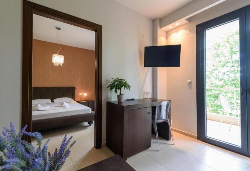 Family Suite, Giannoulis