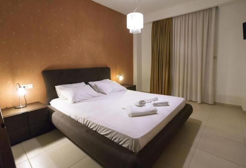 Family Suite, Giannoulis