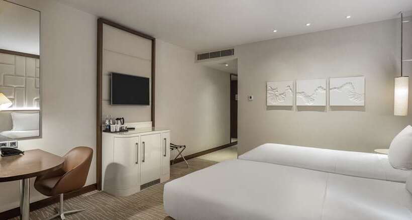 اتاق استاندارد با بالکن و چشم‌انداز دریا, Hilton Batumi