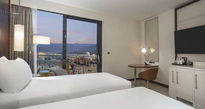 اتاق استاندارد با بالکن و چشم‌انداز دریا, Hilton Batumi