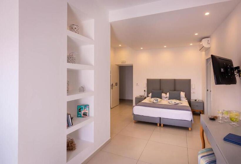 جناح جونيور, Mar N Mar Crown Hotel Suites