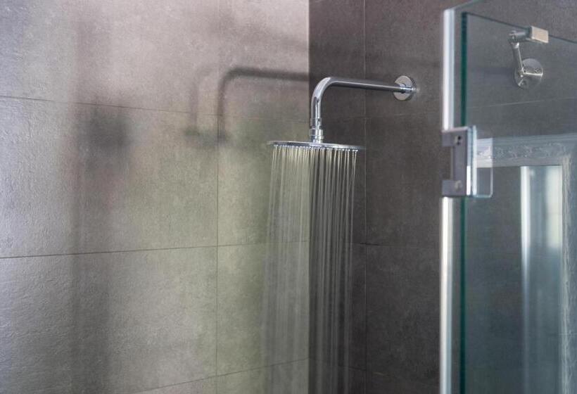 جناح جونيور, Mar N Mar Crown Hotel Suites