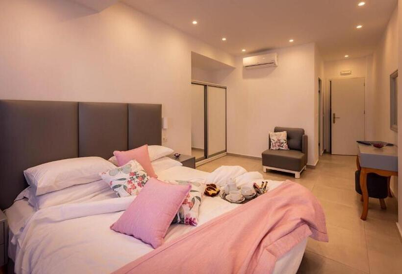 غرفة سوبيريور مطلّة علي البحر, Mar N Mar Crown Hotel Suites