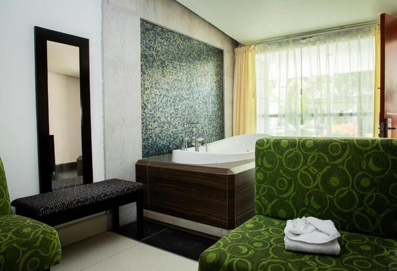 سوئیت با وان آب گرم, Maria Dolores San Luis Potosi