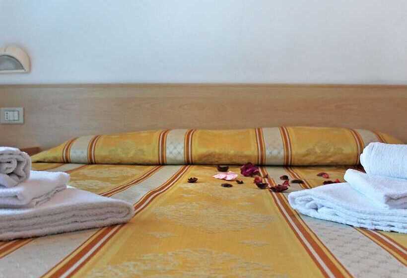 اتاق استاندارد چهار تخته, New Primula